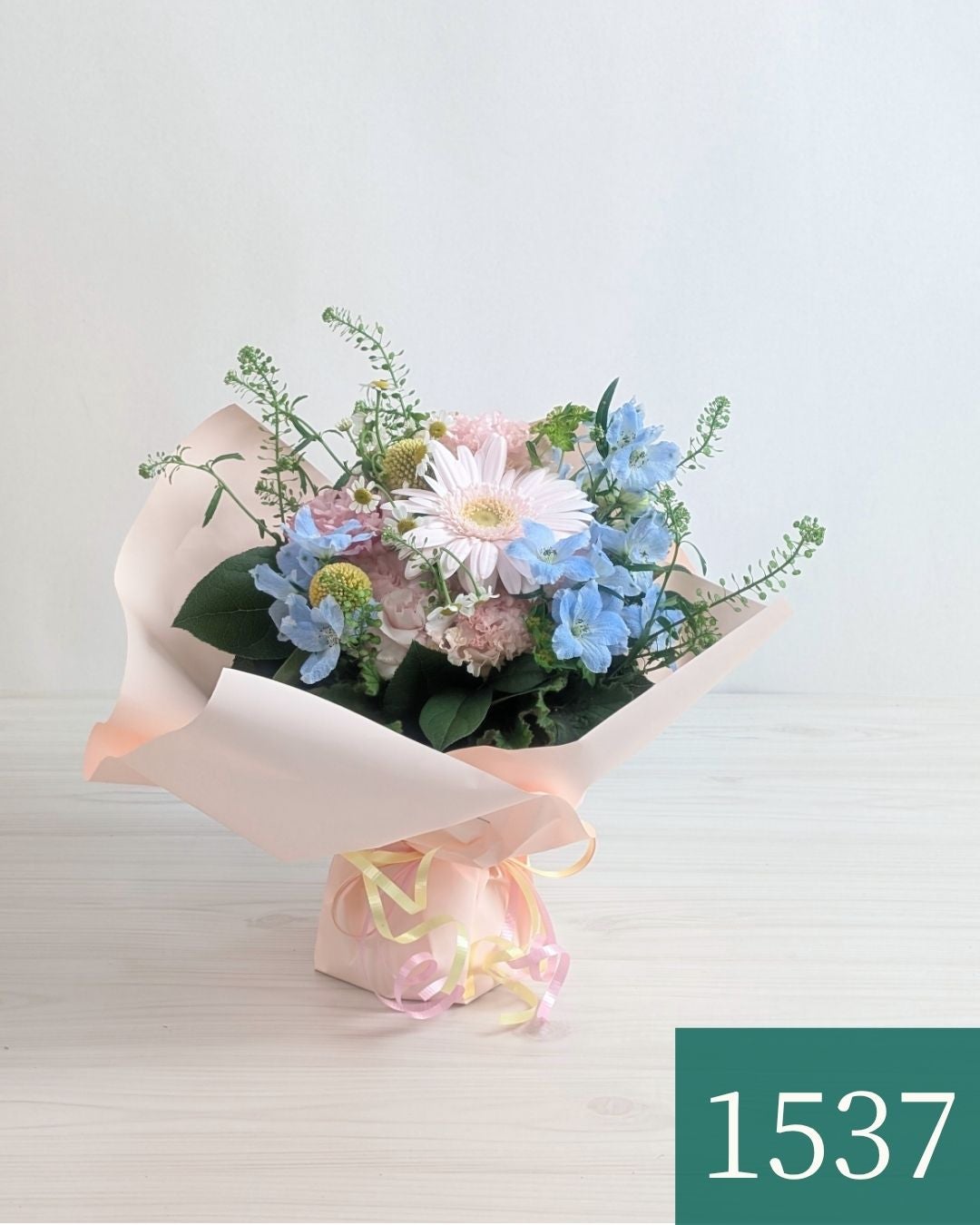 花瓶いらずの花束 スタンドブーケ・水色ピンク｜7,700円｜花以想