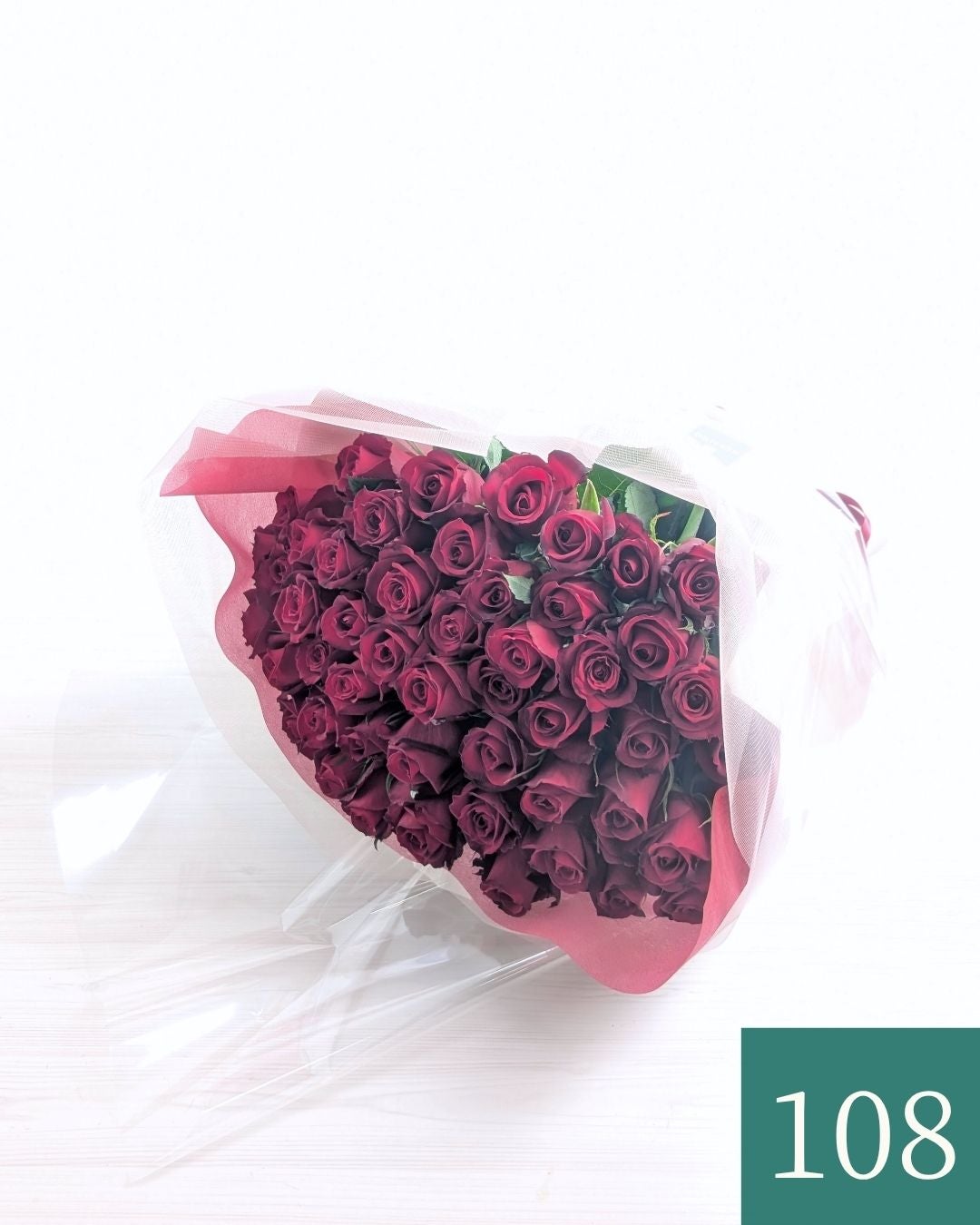 っ赤なバラの花を、記念の数で贈ります。30本の赤いバラの花言葉は「ご縁を信じます」。