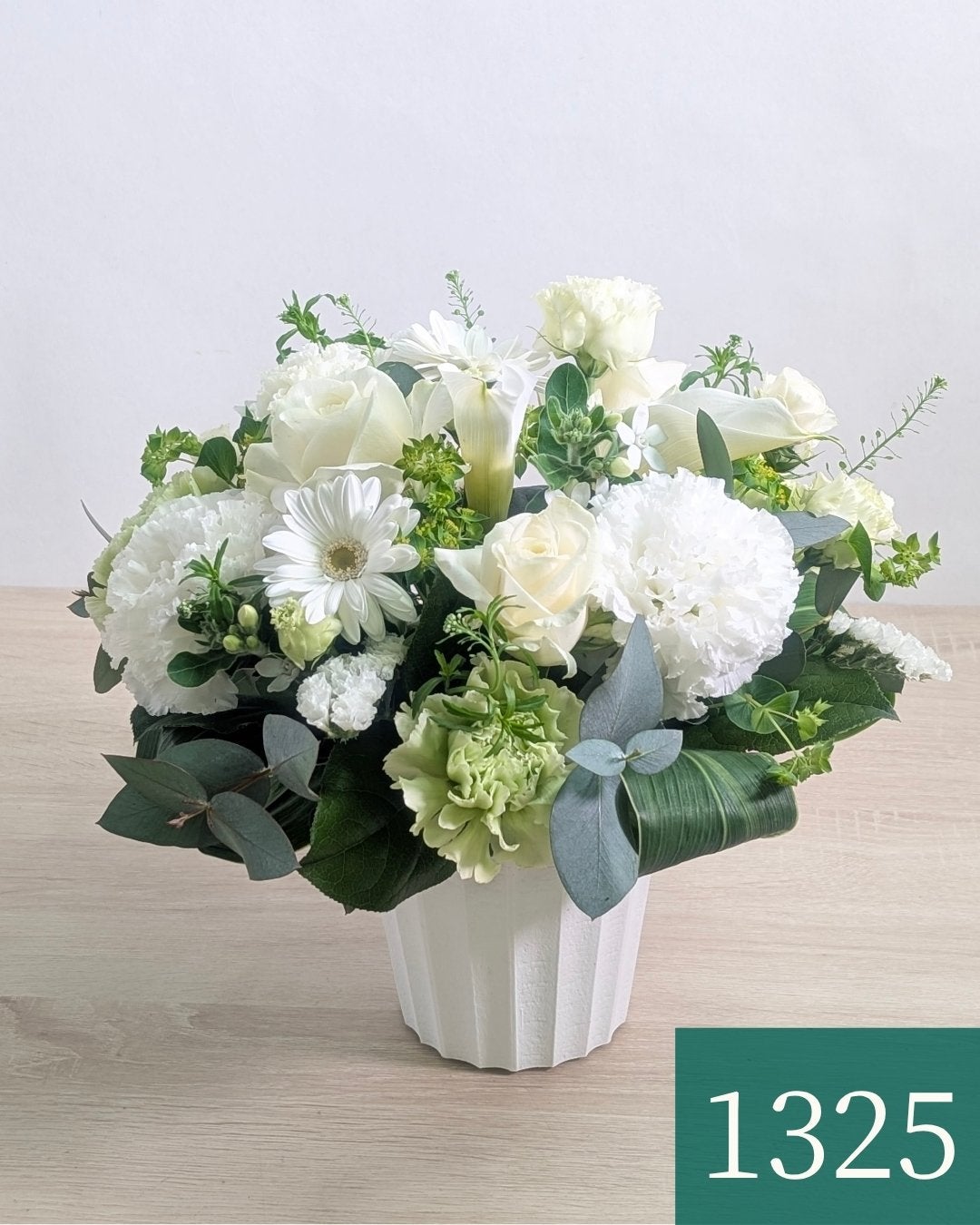 枕花　訃報のあと最初に手配するお花　白い花で作ったアレンジメント