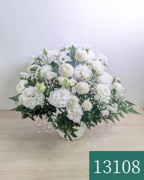 枕花　訃報のあと最初に手配するお花　白い花で作ったアレンジメント　