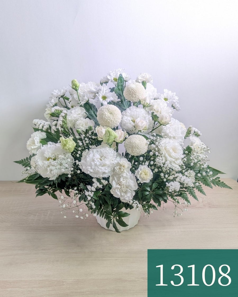 枕花　訃報のあと最初に手配するお花　白い花で作ったアレンジメント　
