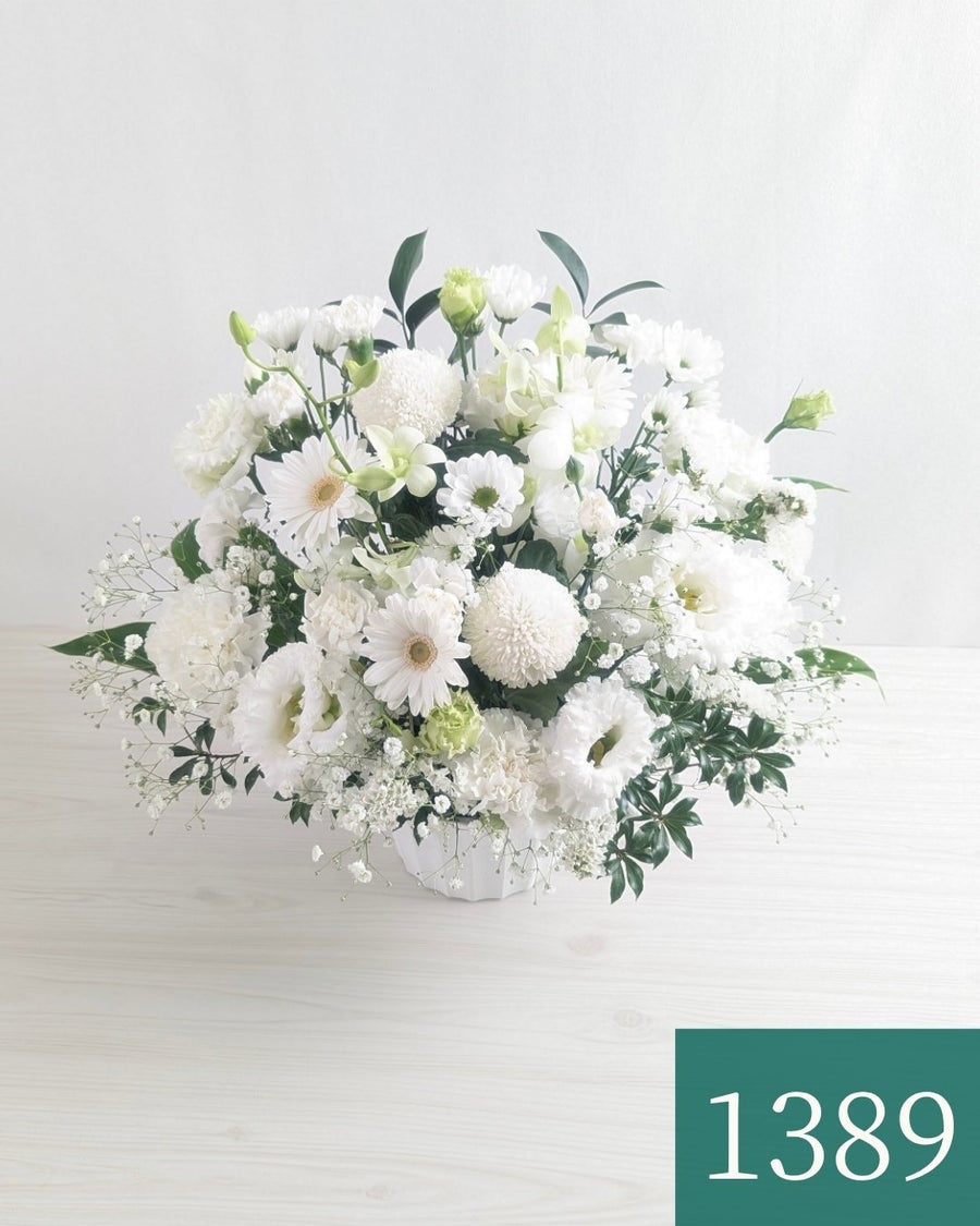 枕花　訃報のあと最初に手配するお花　白い花で作ったアレンジメント　