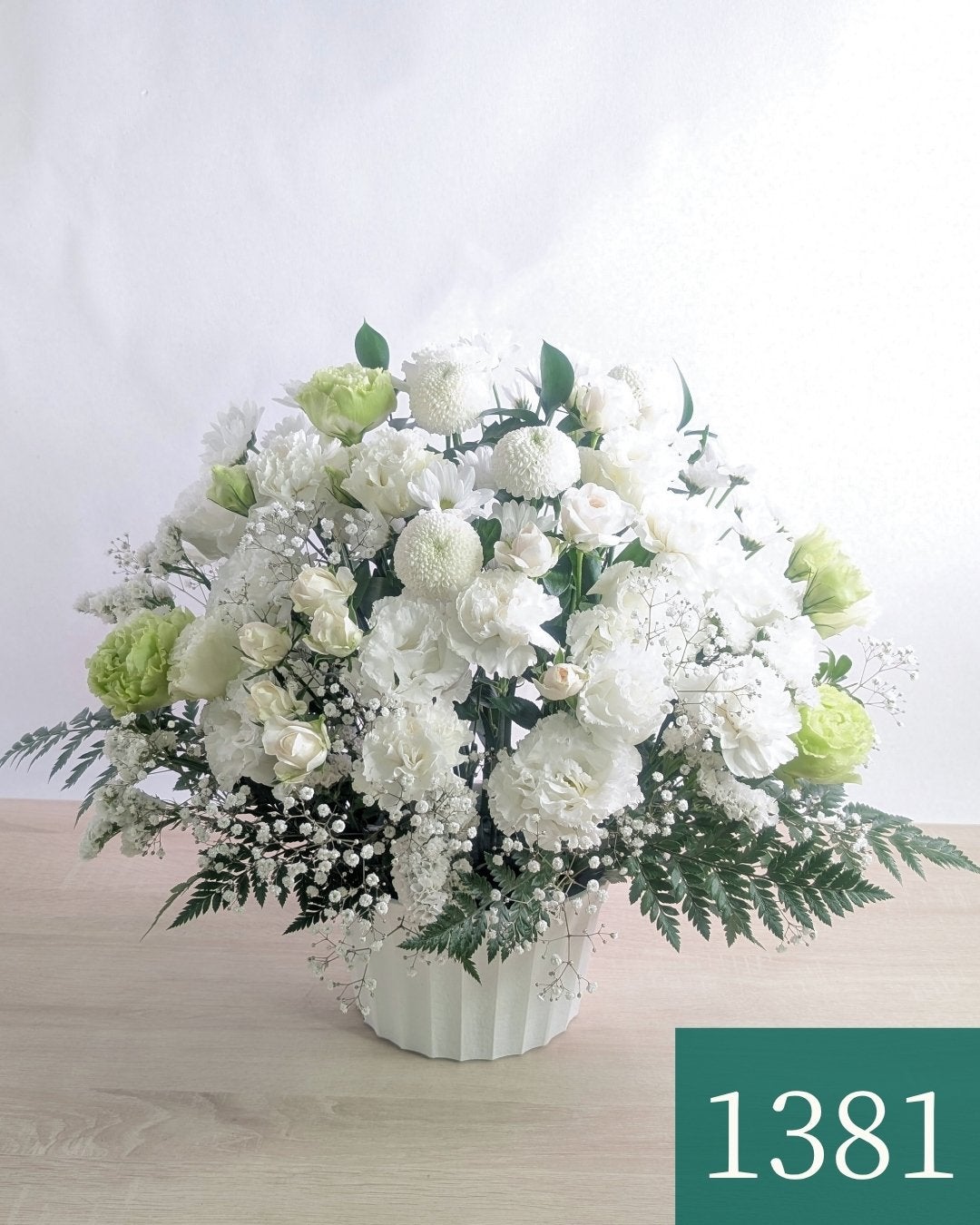 枕花　訃報のあと最初に手配するお花　白い花で作ったアレンジメント　大きめ