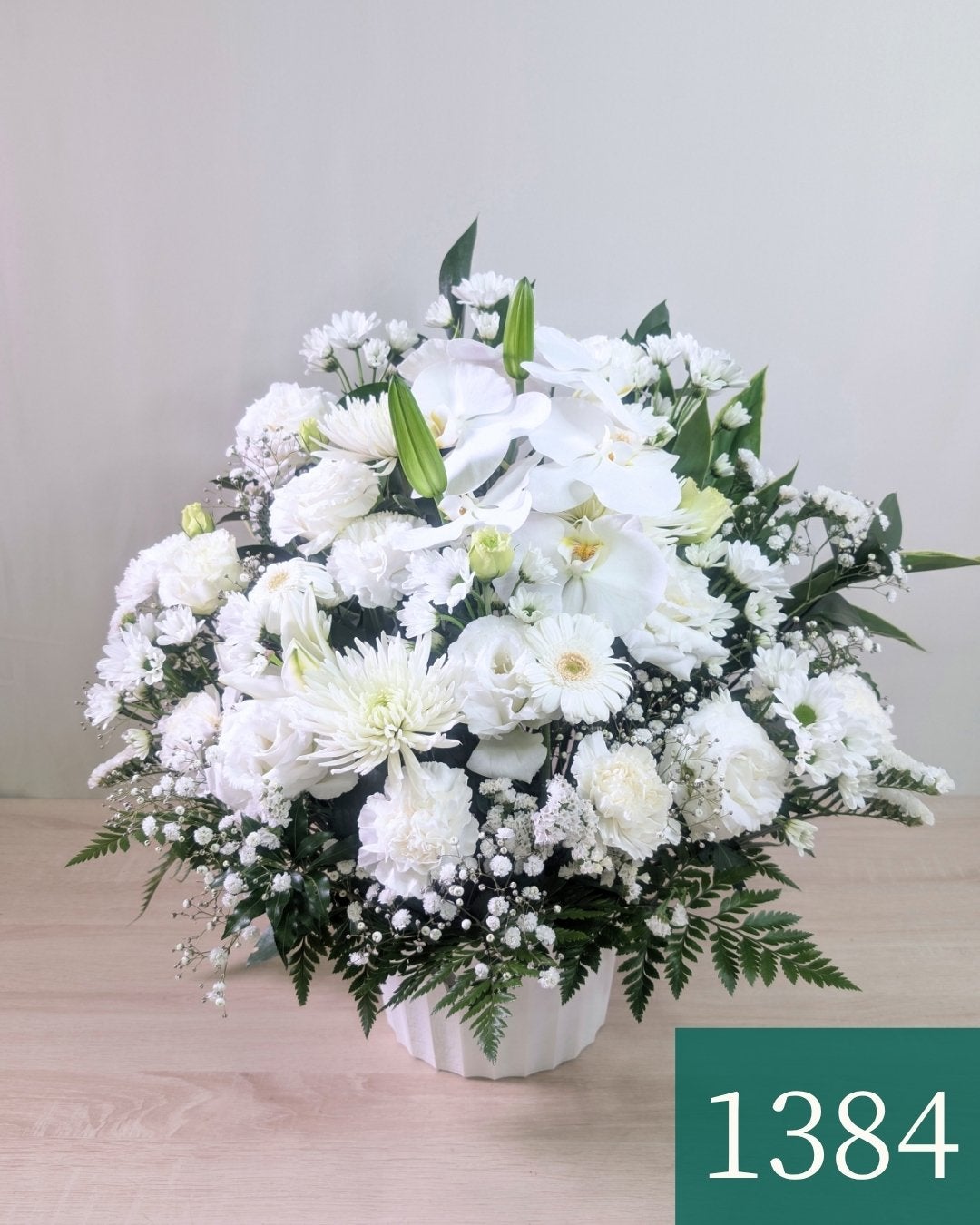 枕花　訃報のあと最初に手配するお花　白い花で作ったアレンジメント　大きめ