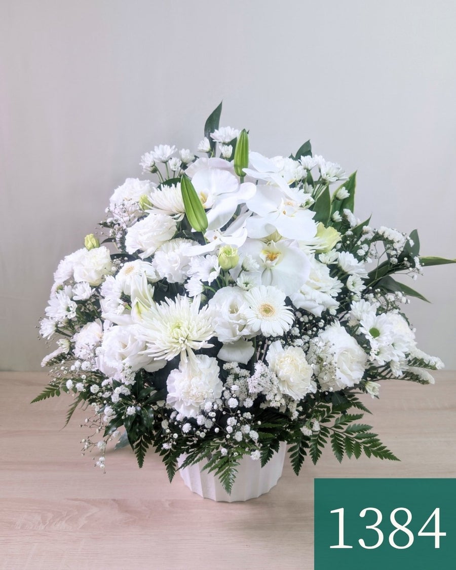 枕花　訃報のあと最初に手配するお花　白い花で作ったアレンジメント　大きめ