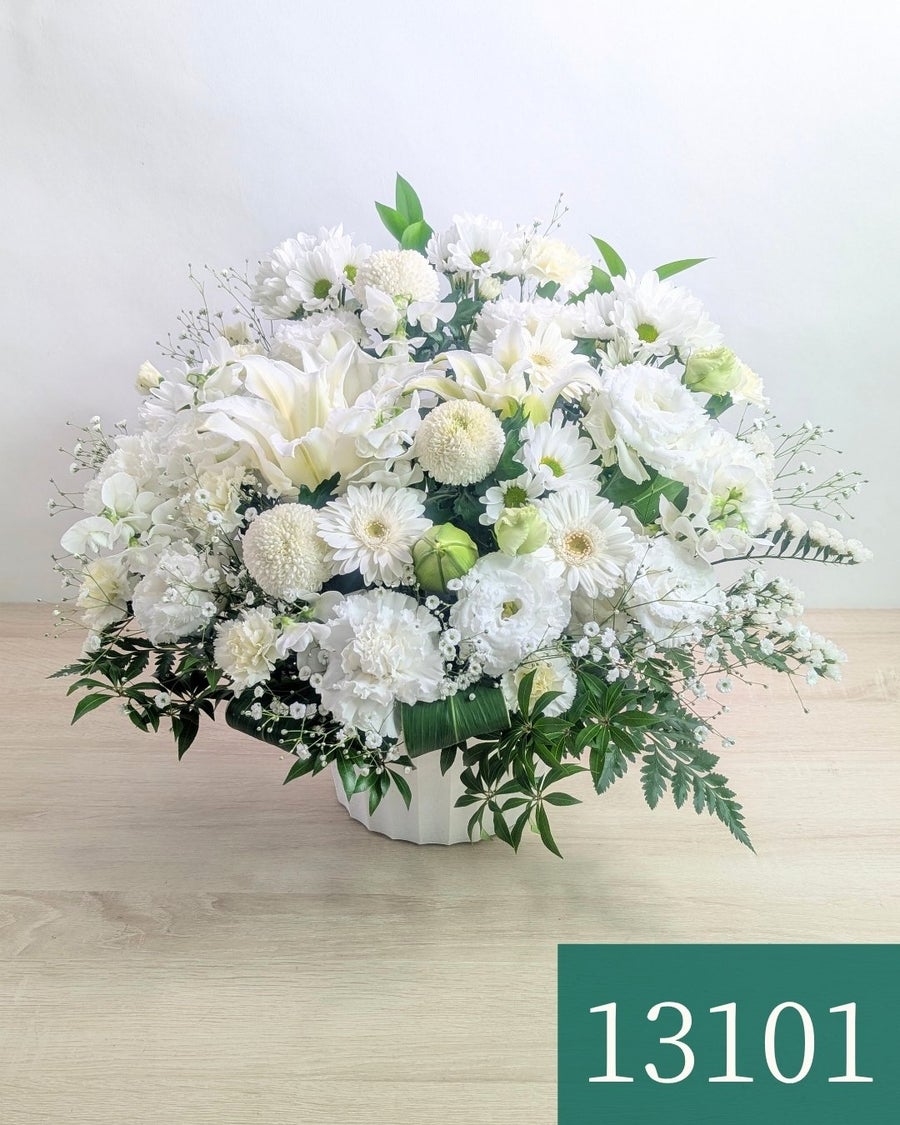 枕花　訃報のあと最初に手配するお花　白い花で作ったアレンジメント　大きめ