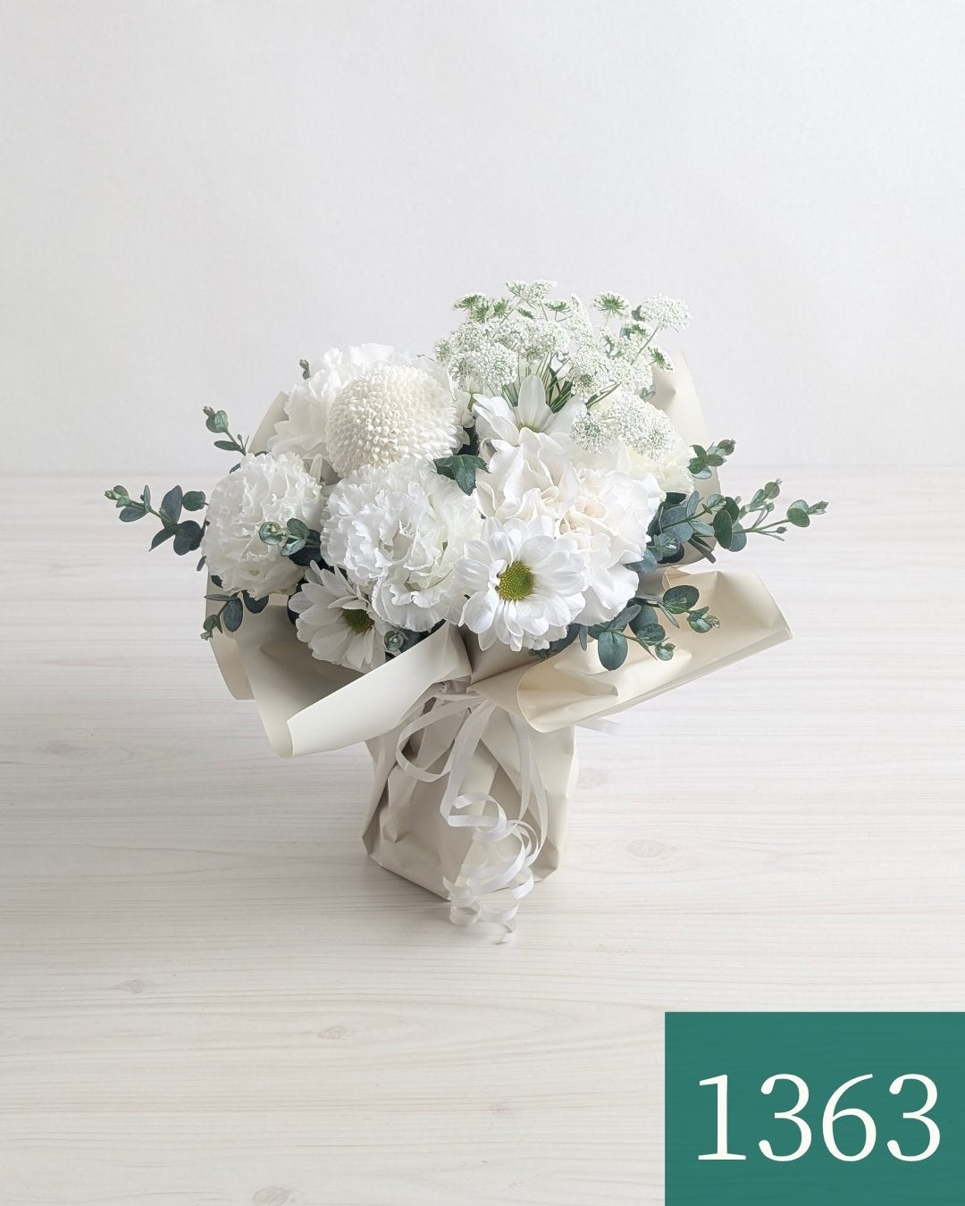 訃報のあと最初に手配するお花　白い花で作ったスタンドブーケ　枕花として
