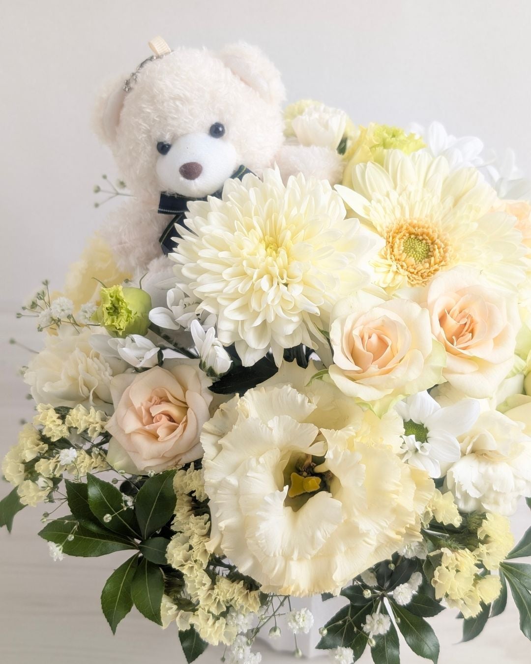 お花と贈るチャーム】クマちゃん（ホワイト）｜フラワーギフト専門店の