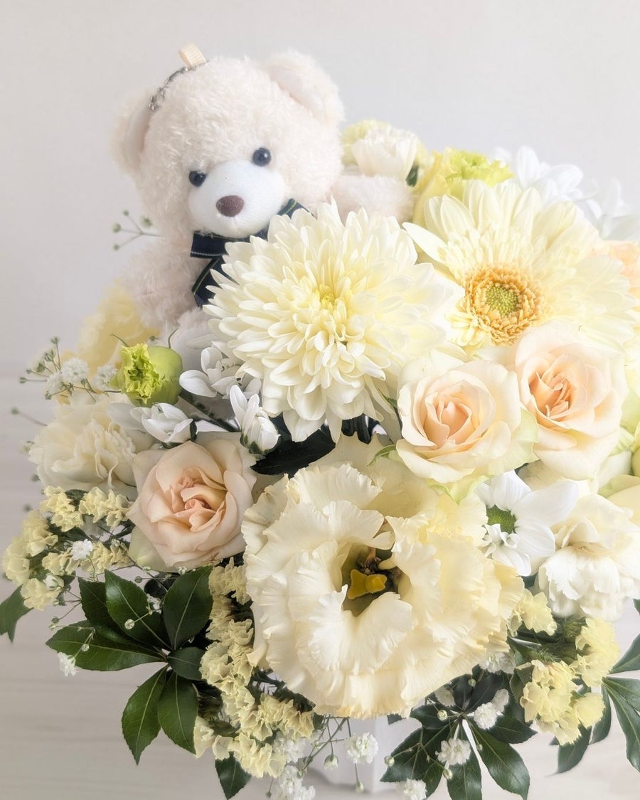 お花と贈るチャーム。白クマちゃんのストラップ
