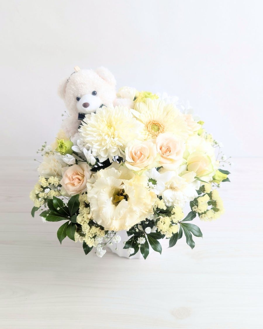 お花と贈るチャーム。白クマちゃんのストラップ
