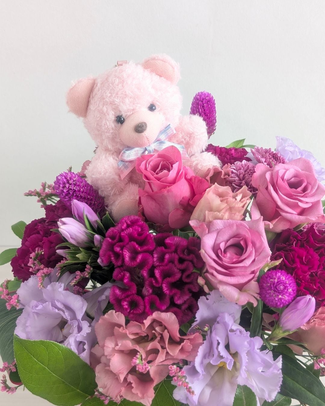お花と贈るくまのマスコットです。ほわっとしたピンクの毛並みがやさしいタッチ。ボールチェーン付。
